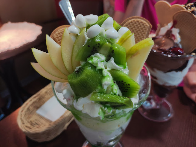 Gidle Cafe. Lodziarnia, cukiernia - Gastronomia