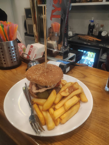 Opinii despre Pizza Pub Cameleon în Chęciny - Gastronomia