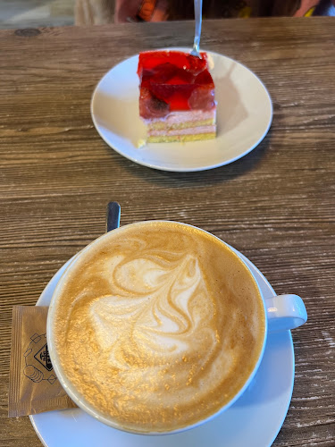 Różana Piekarnia Cukiernia Kawiarnia - Gastronomia