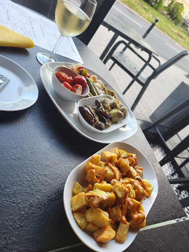 Winiarnia, sklep i śniadania El Local - Gastronomia