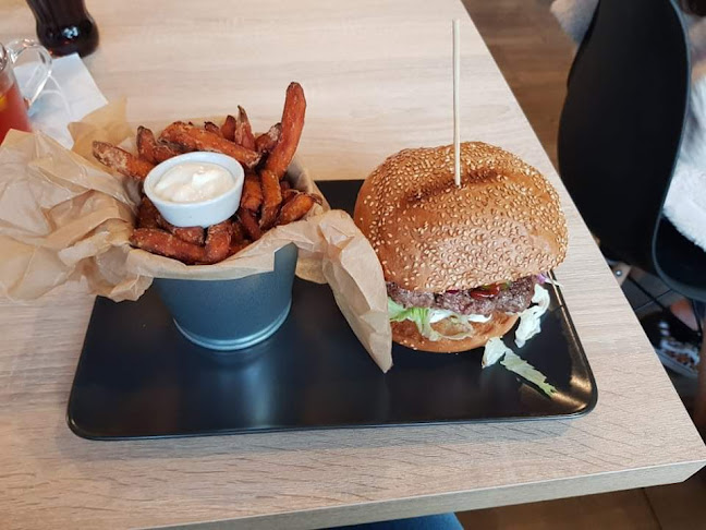 Małomiasteczkowy Burger - Gastronomia