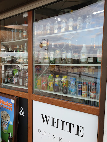 Black & White Grill & Drink Bar