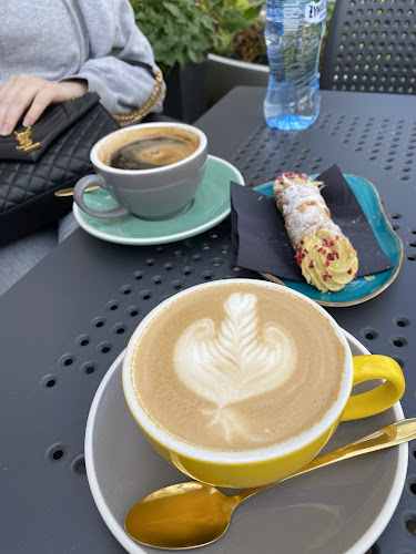 Cannolo and more! - Gastronomia