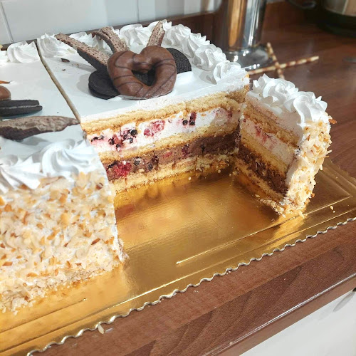 Sklep firmowy Piekarni Cukierni Gałuszka. - Gastronomia