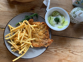 RESTAURACJA W HANGARZE, DE SAMOLOTE