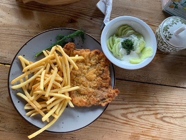 RESTAURACJA W HANGARZE, DE SAMOLOTE