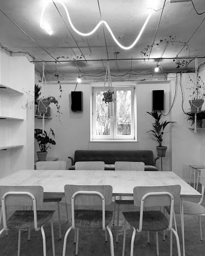 Opinii despre HAŁAS Coffee+Vinyl în Warszawa - Gastronomia