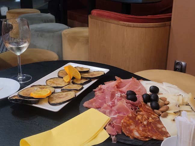 Winiarnia, sklep i śniadania El Local - Gastronomia